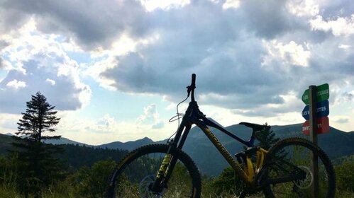 Pensez à Lioran Sport  pour vos locations de VTT